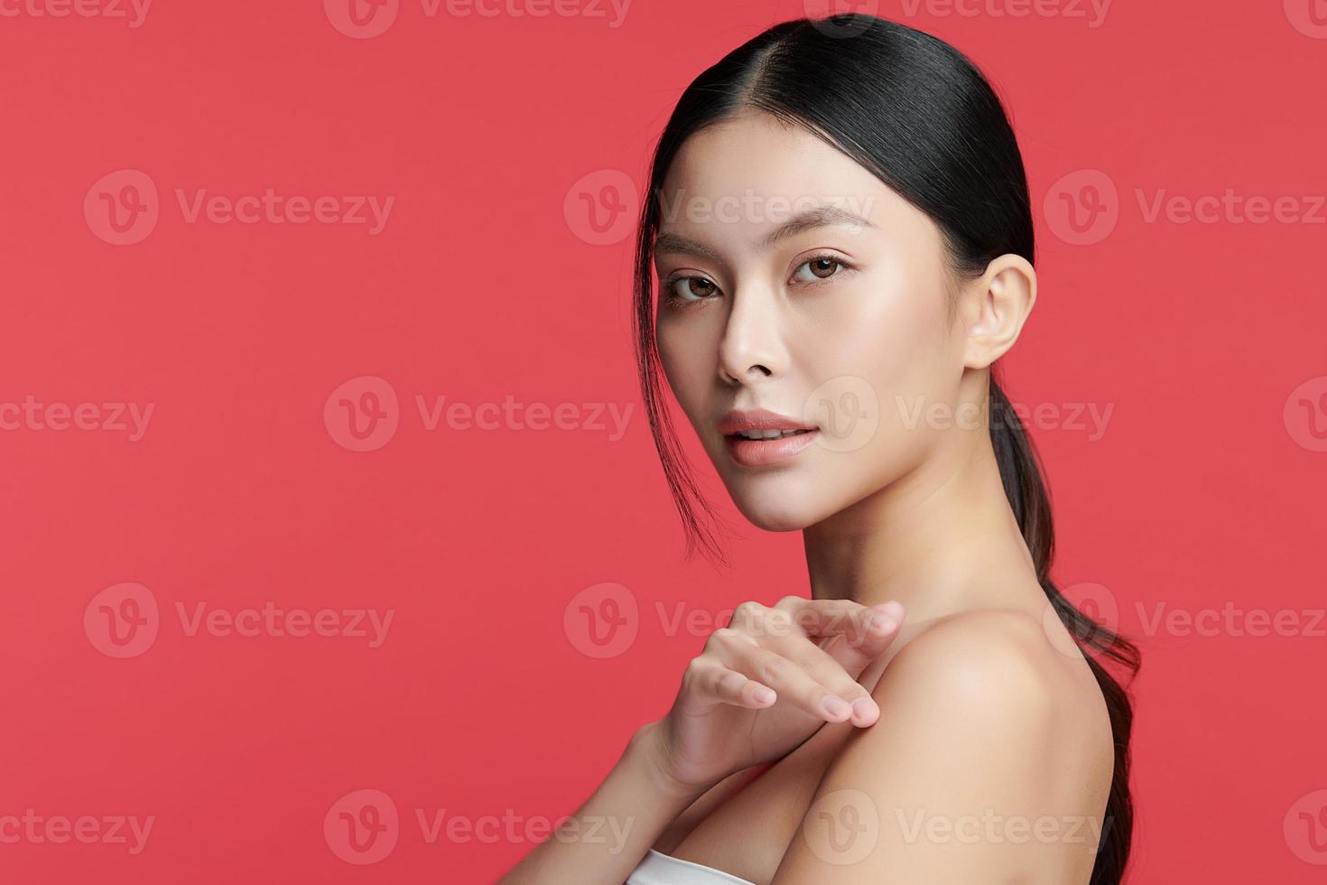 bella giovane donna asiatica con pelle fresca e pulita su sfondo rosso, cura del viso, trattamento viso, cosmetologia, bellezza e spa, ritratto di donne asiatiche. foto