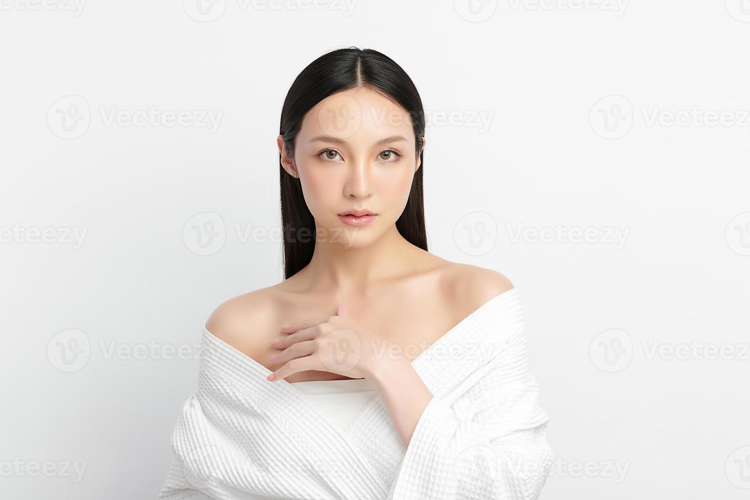 Bella giovane donna caucasica che rasa il viso da rasoio su sfondo bianco.  Bella donna con schiuma da barba sul viso Foto stock - Alamy