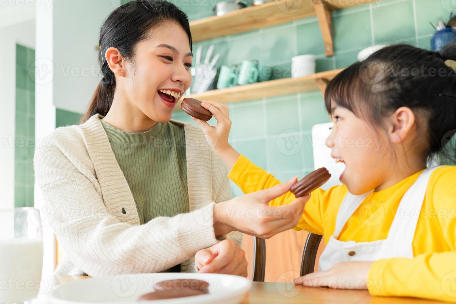 madre e figlia che fanno colazione insieme foto