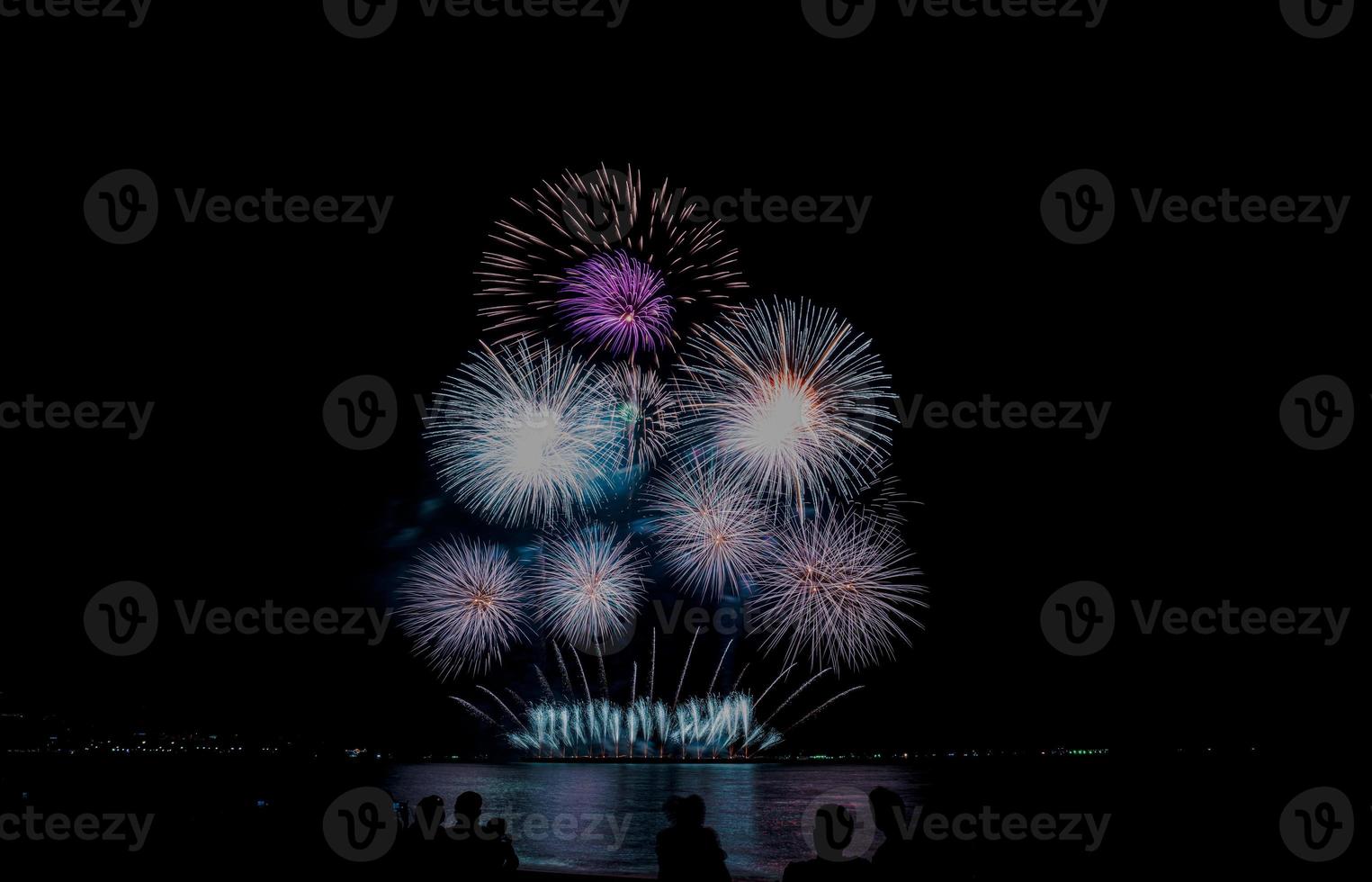 fuochi d'artificio al mare di notte per la celebrazione del capodanno foto