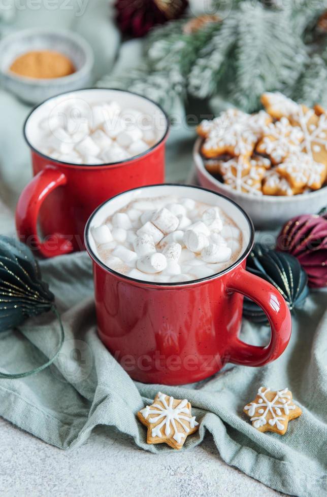 cioccolata calda natalizia nella tazza rossa foto