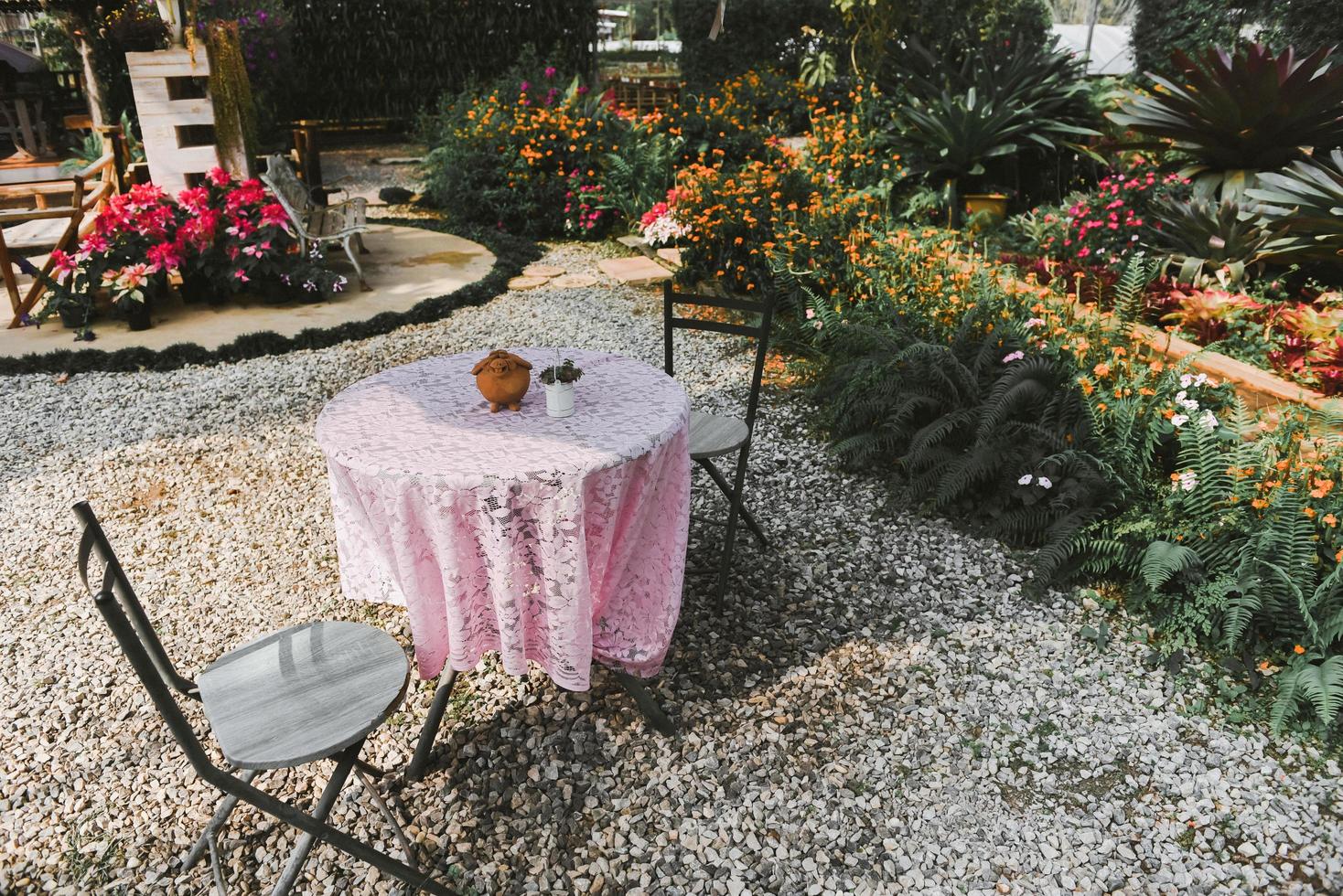 giardinaggio domestico e decorazione di ambienti interni in serra giardini segreti e allestimenti di giardinaggio moderno fiori e piante ornamentali e verde negli spazi di lavoro con tavolo e sedia apparecchiati foto