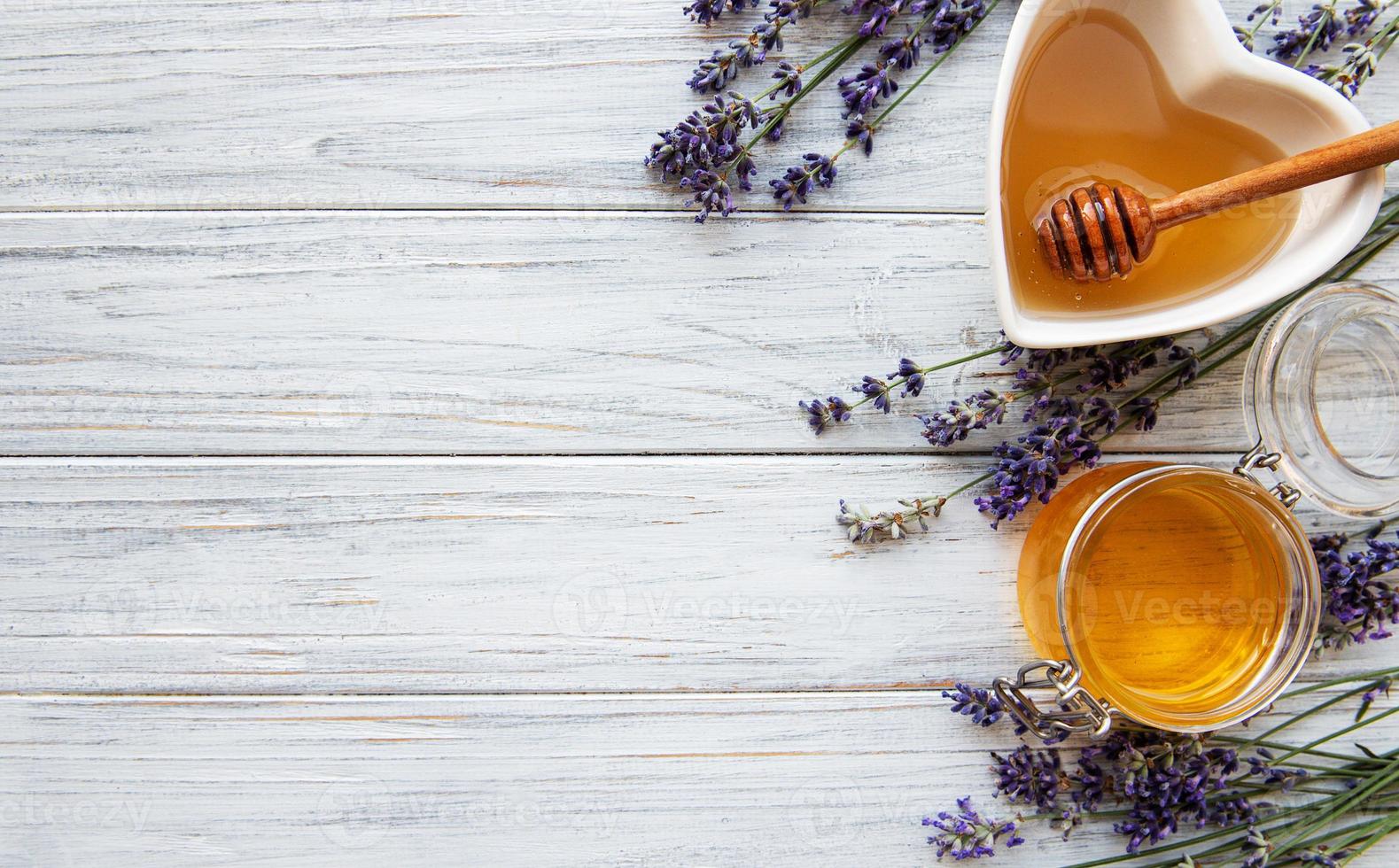 ciotola di miele con lavanda foto