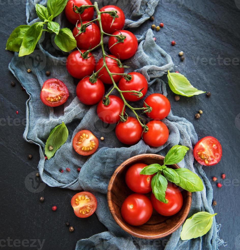 pomodorini su un nero foto