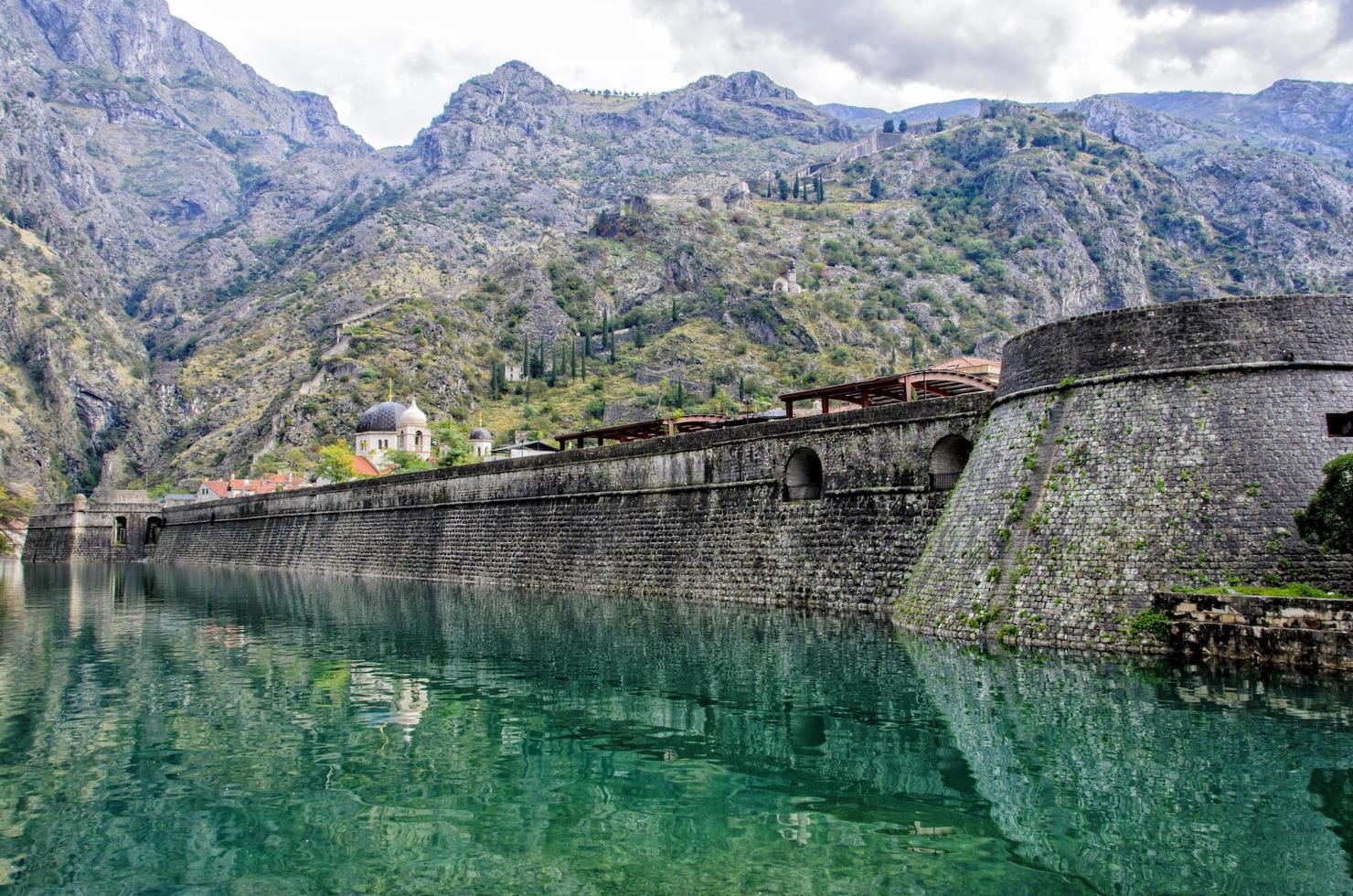 fortificazione delle mura della città di kotor, montenegro foto