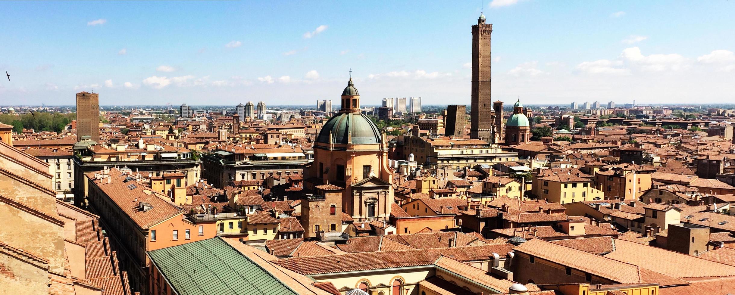 panorama della città di bologna. Italia foto