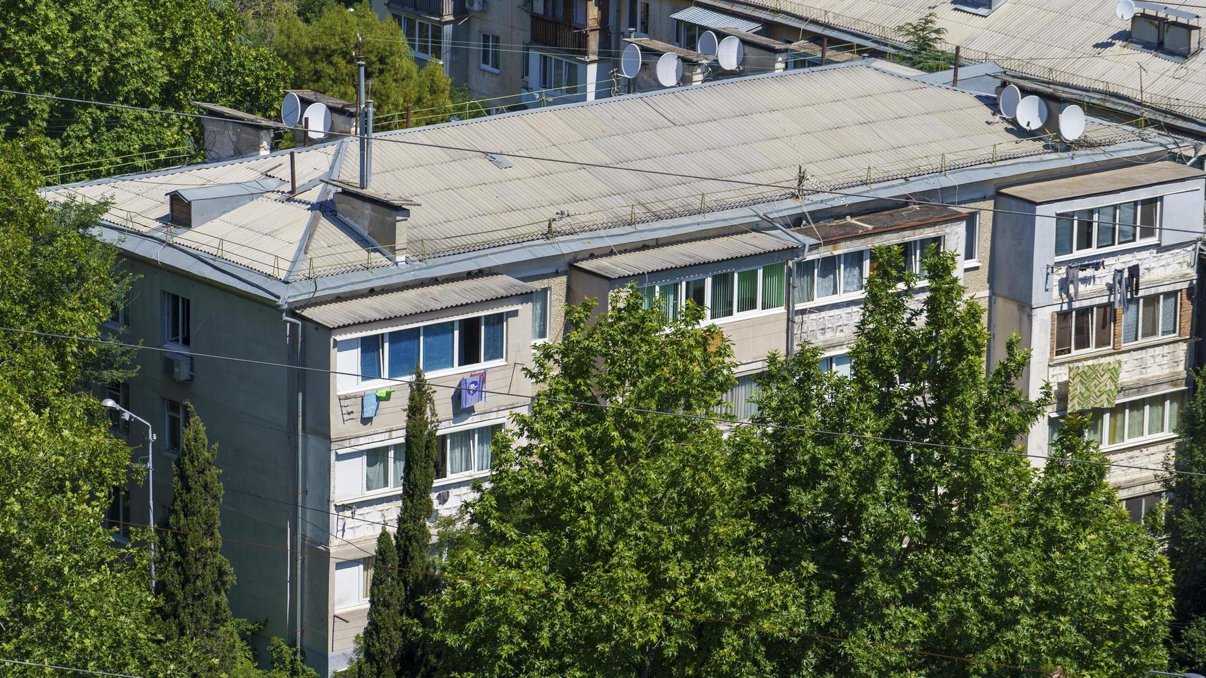 panorama della città con vista dell'edificio. Yalta, Crimea foto
