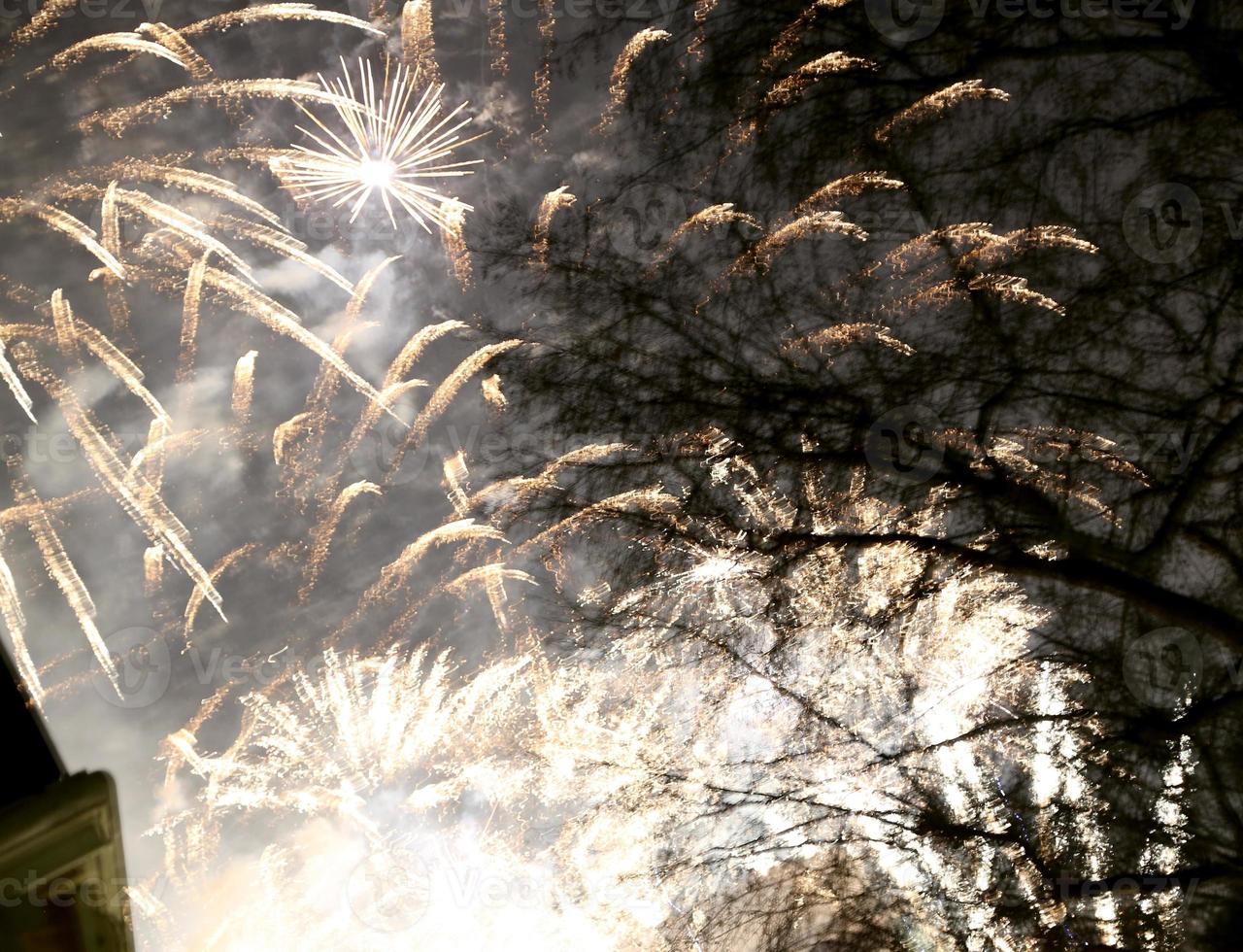 scoppiano fuochi d'artificio colorati nel cielo notturno scuro foto