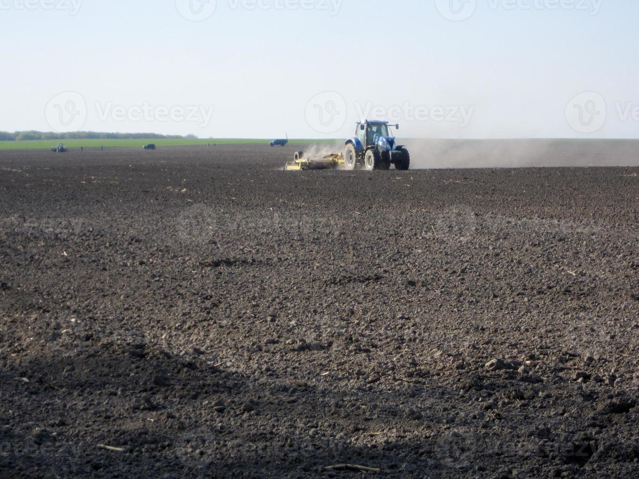 campo arato dal trattore in terra marrone sulla natura aperta della campagna foto