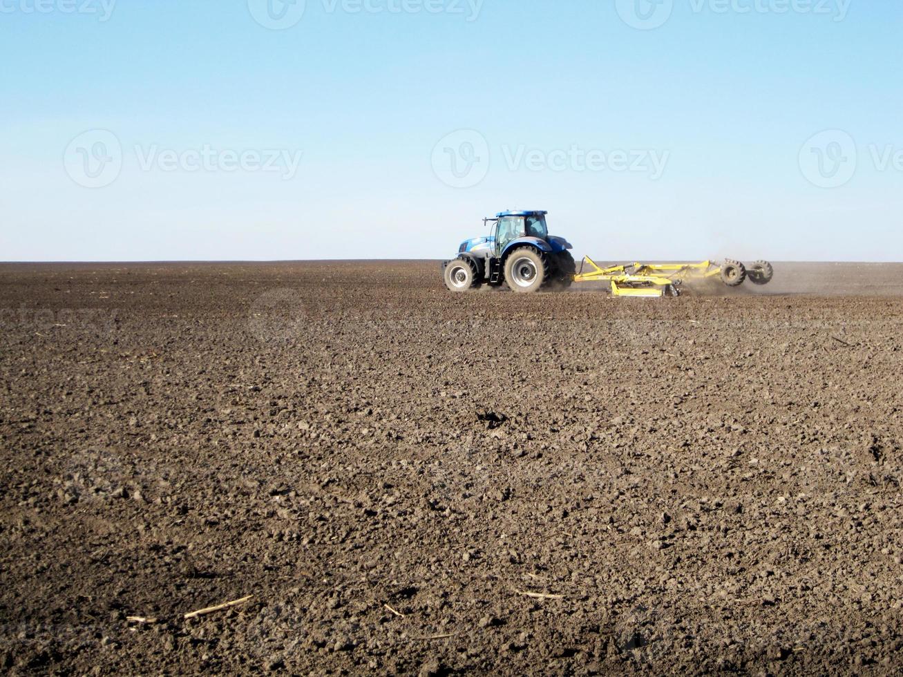 campo arato dal trattore in terra marrone sulla natura aperta della campagna foto