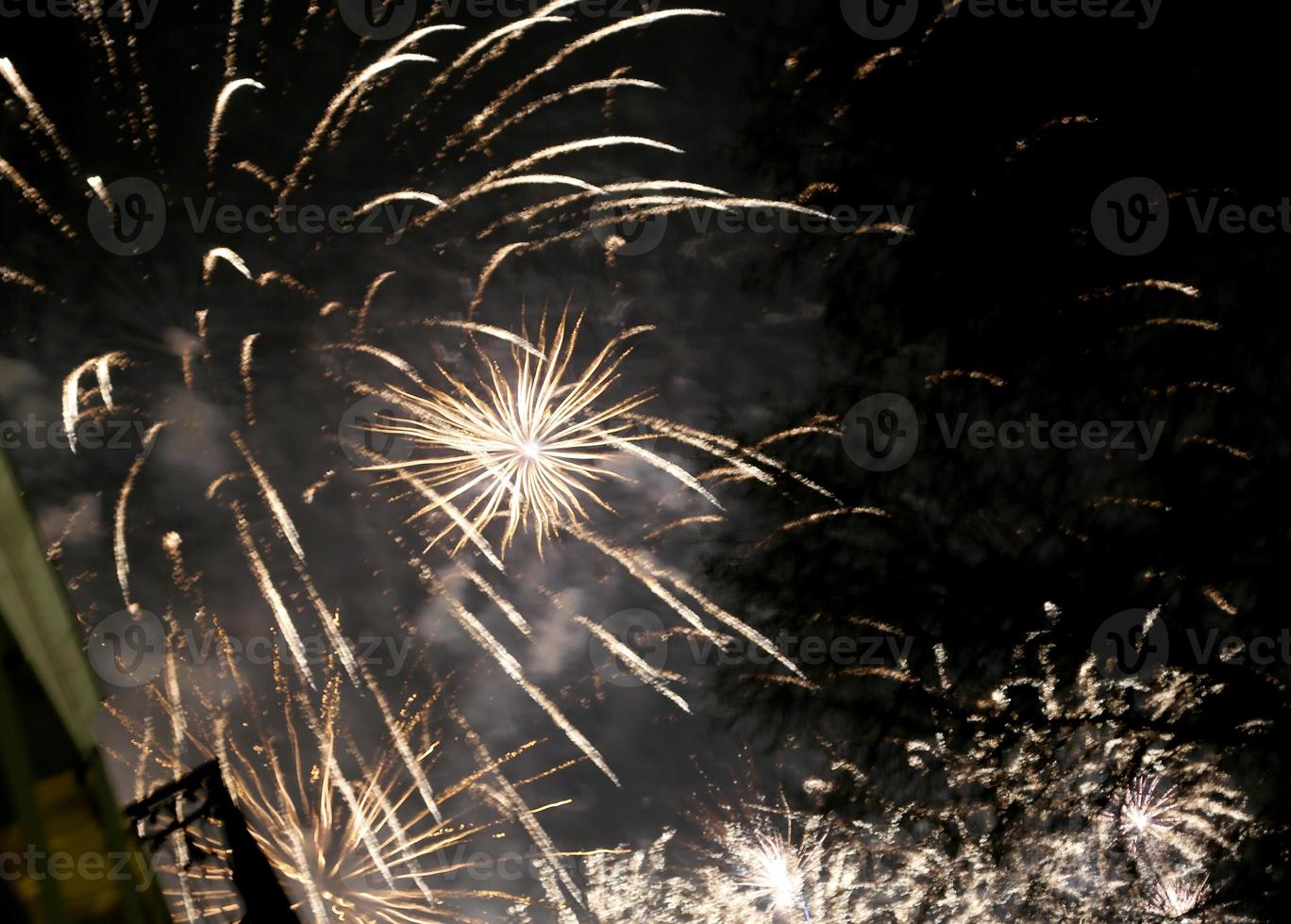 scoppiano fuochi d'artificio colorati nel cielo notturno scuro foto