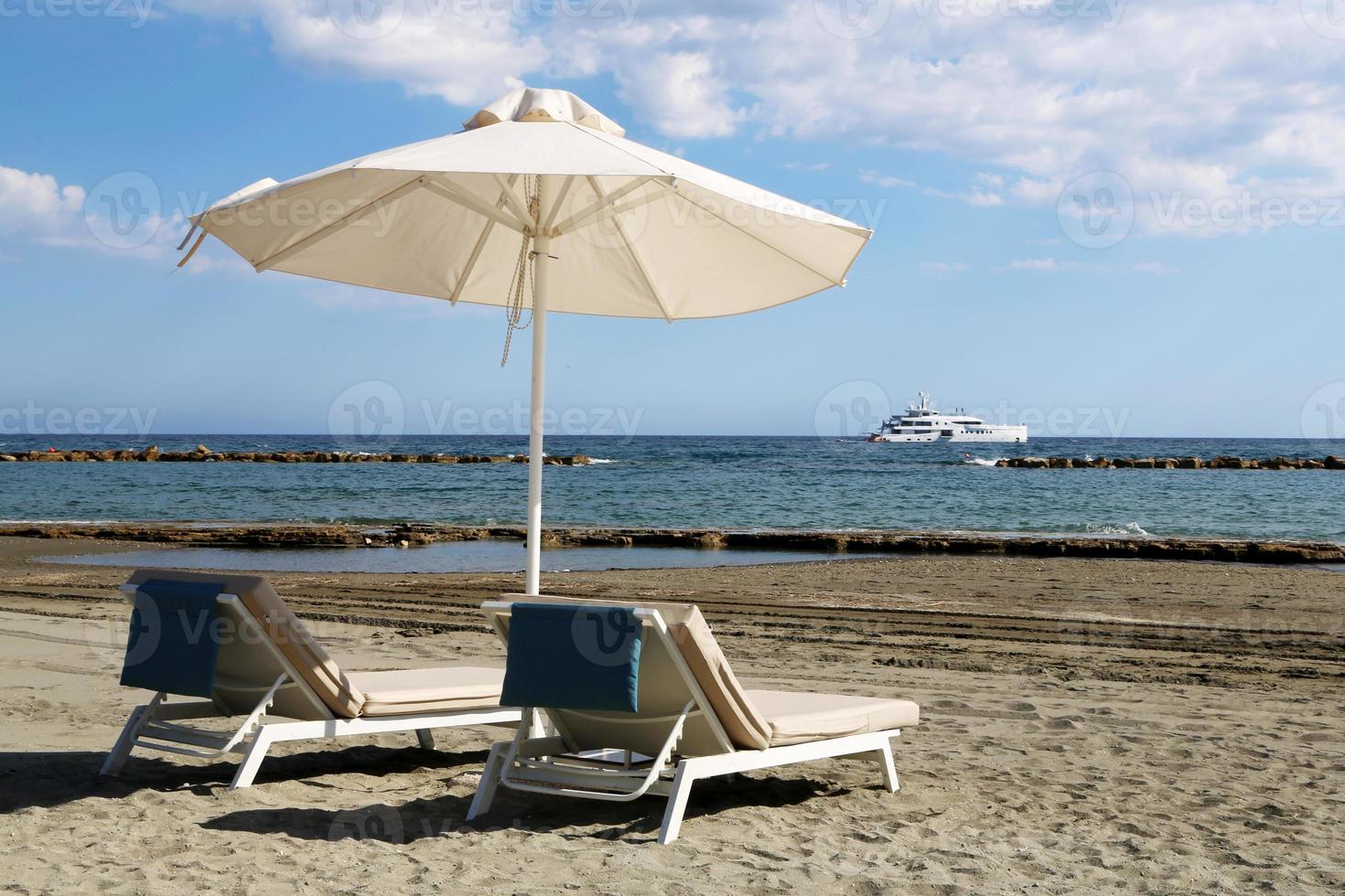 elegante lettino in sabbia gialla per prendere il sole sulla spiaggia foto