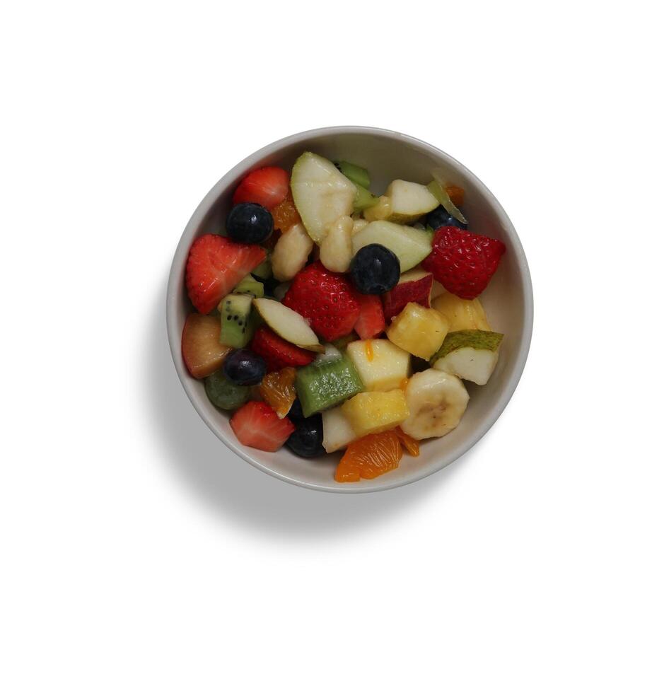 molti frutti in tazza frutta isolata con fetta e foglie isolate e verdure di raccolta su un bianco foto