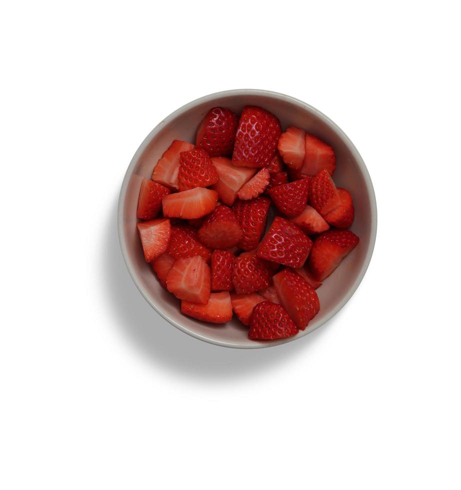 fragola in tazza frutta isolata con fetta e foglie isolate e verdure di raccolta su un bianco foto