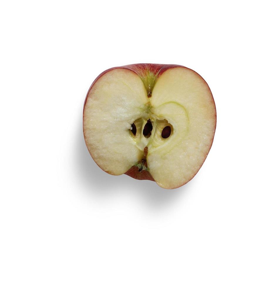 frutta isolata mela rossa con fetta e foglie isolate e verdure di raccolta su un bianco foto