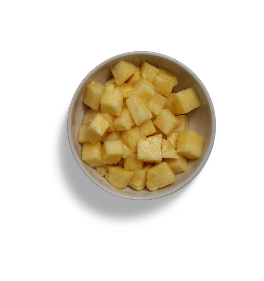 mela in tazza frutta isolata con fetta e foglie isolate e verdure di raccolta su un bianco foto