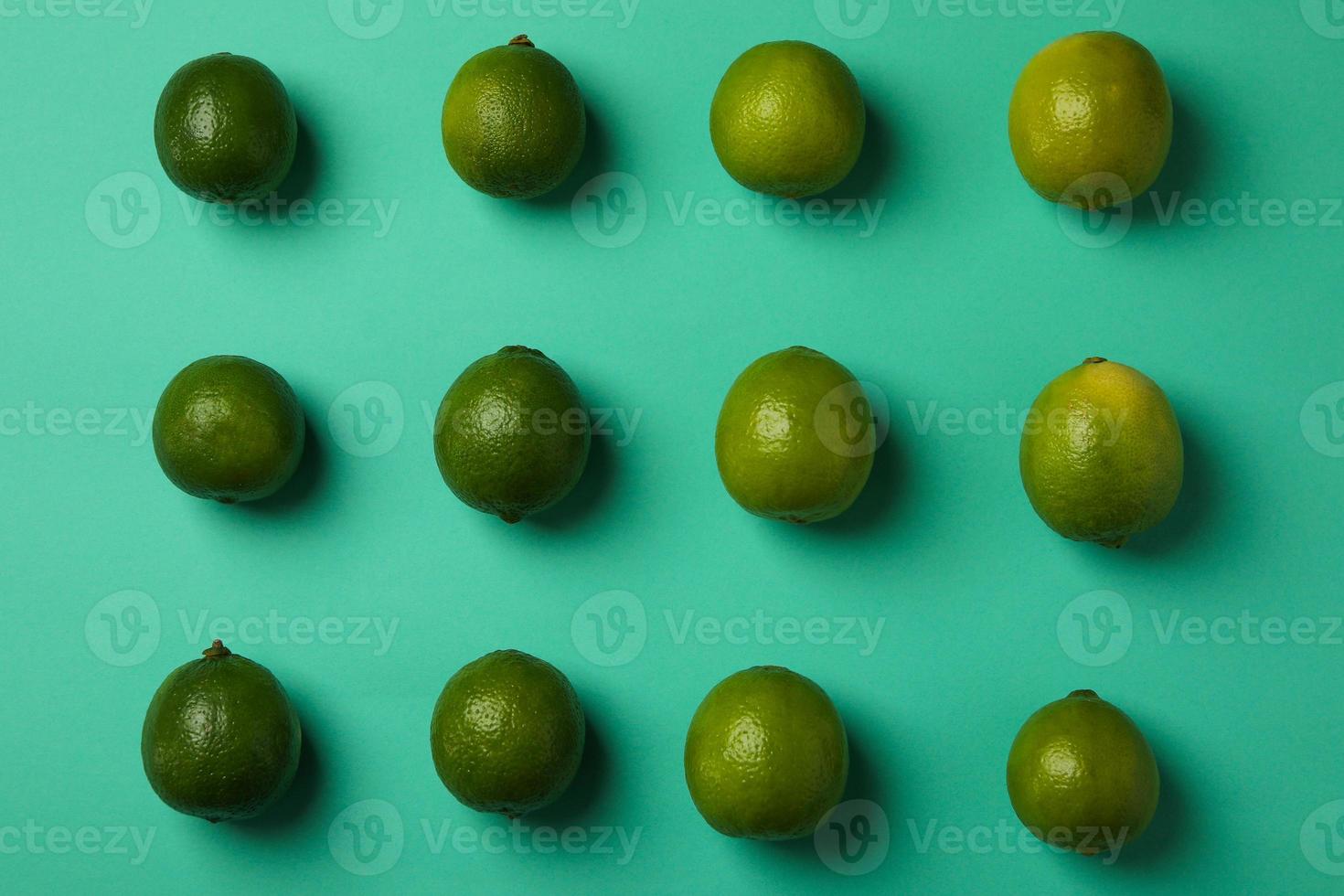 piatto disteso con lime maturo su sfondo di menta foto