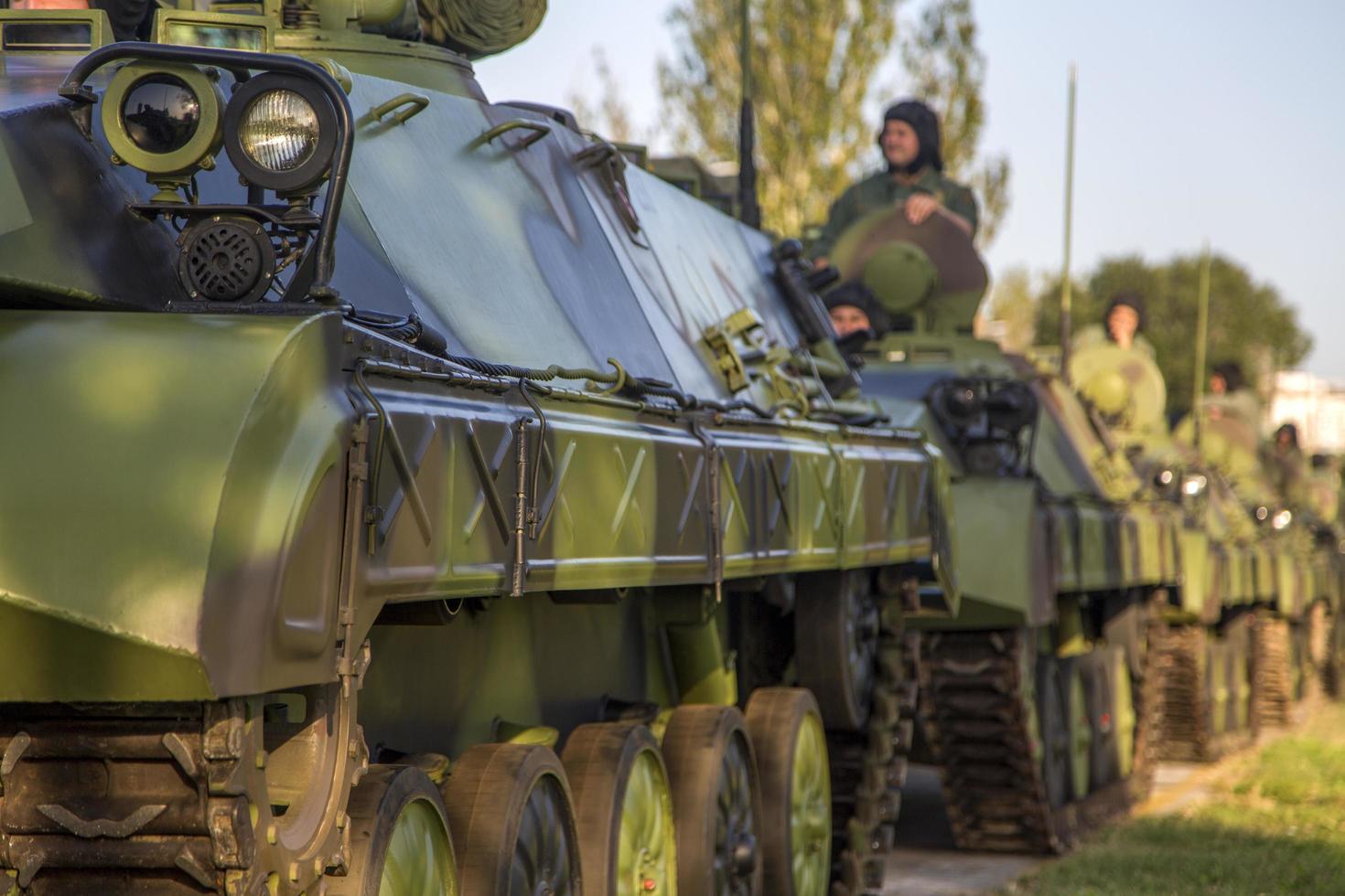 Belgrado, Serbia, 2014 - soldati serbi in veicoli da combattimento di fanteria bvp m-80a delle forze armate serbe. soldati che si preparano per la parata militare in occasione del 70° anniversario della liberazione nella seconda guerra mondiale foto