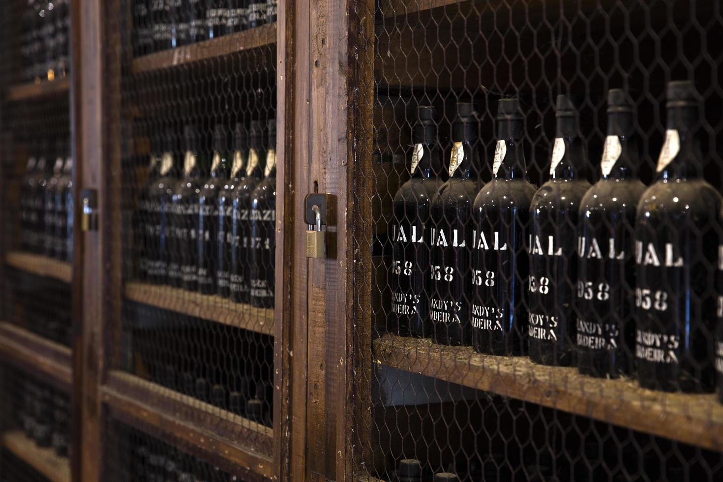 Madeira, Portogallo, 2020 - dettaglio della conservazione del vino di blandy del vino vintage di Madeira in Portogallo. è un'azienda vinicola a conduzione familiare fondata da john blandy nel 1811. foto