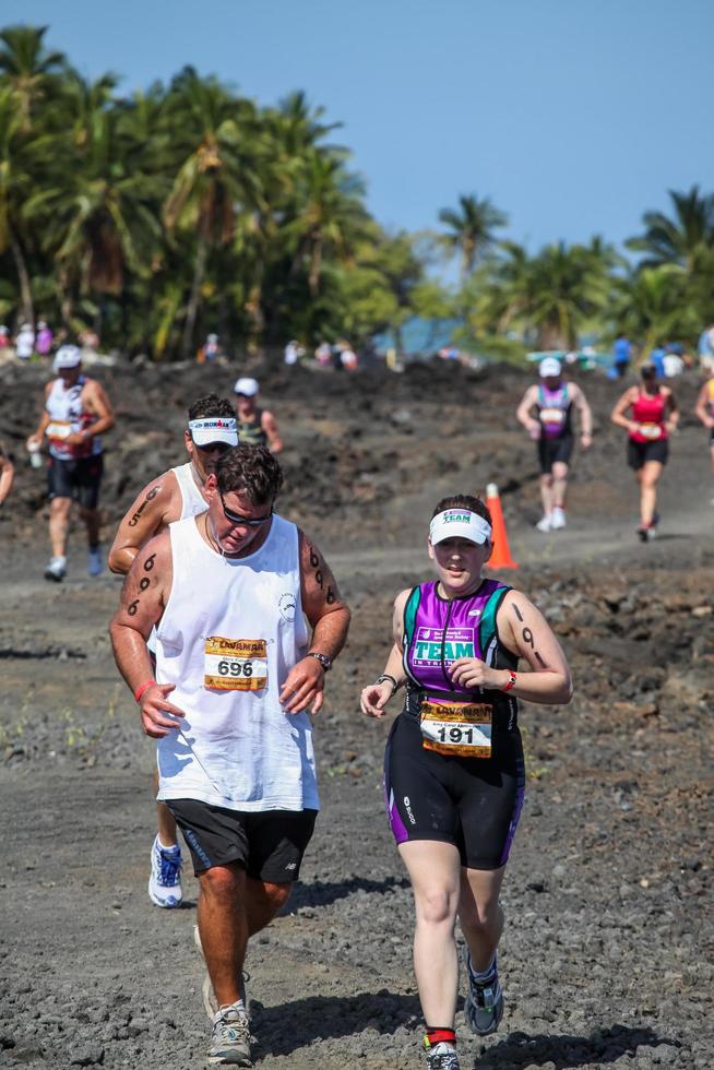 waikoloa, usa, 2011 - corridori non identificati sul triathlon lavaman a waikoloa, hawaii. si svolge in formato olimpico: 1,5 km di nuoto, 40 km in bicicletta e 10 km di corsa. foto