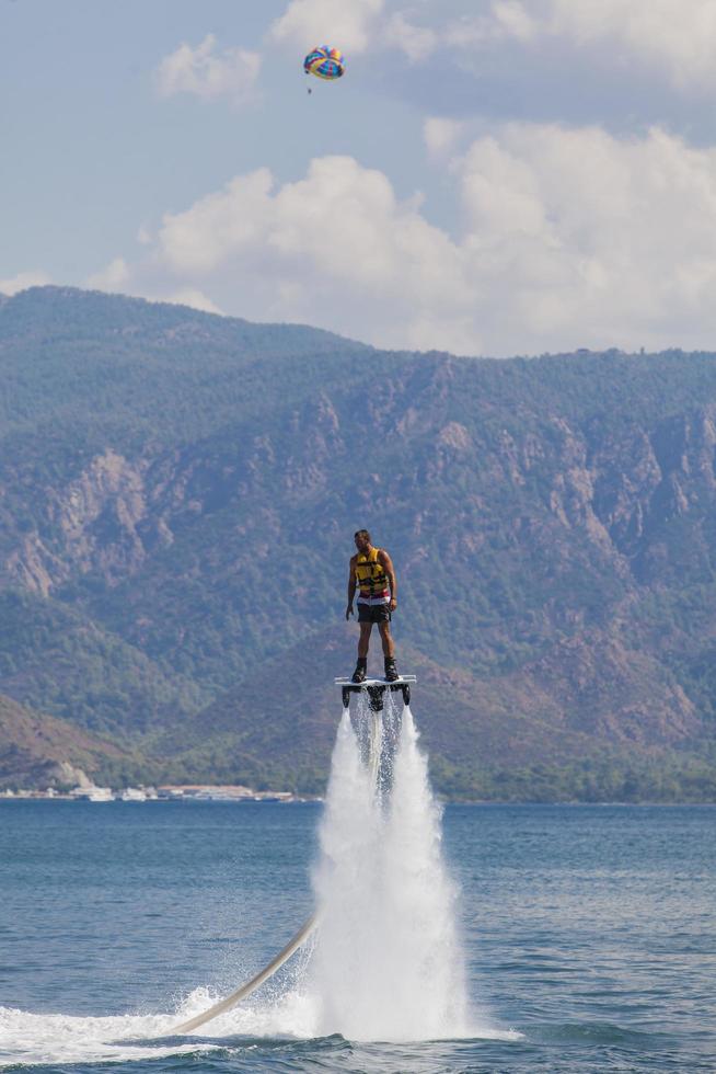 Marmaris, Turchia, 2014 - uomo non identificato sul flyboard a Marmaris, Turchia. il flyboard è stato inventato nella primavera del 2011 da un pilota di moto d'acqua francese, Franky Zapata. foto