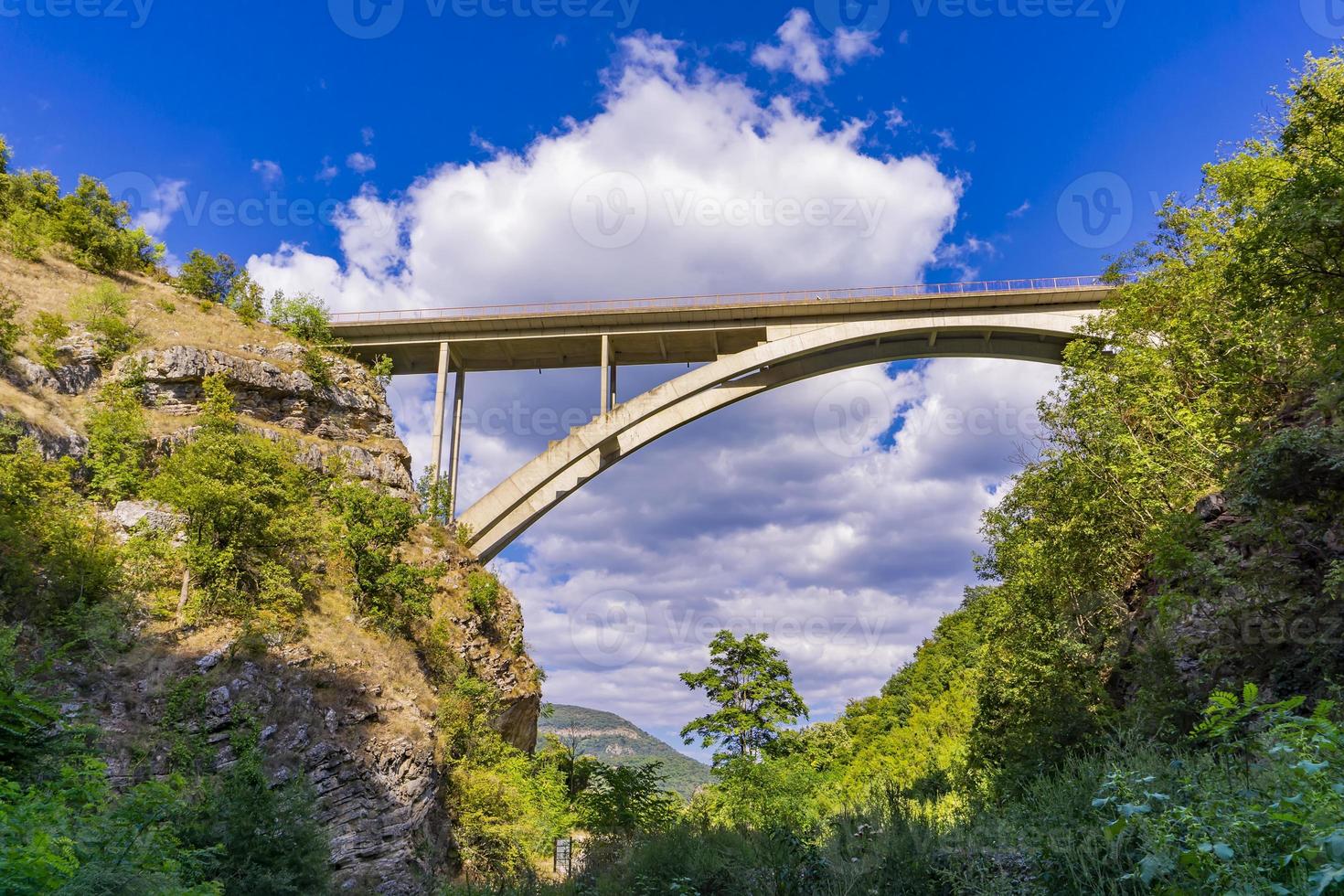 Ponte sulla strada kladovo-golubac sulla gola del fiume Boljetin nella Serbia orientale foto