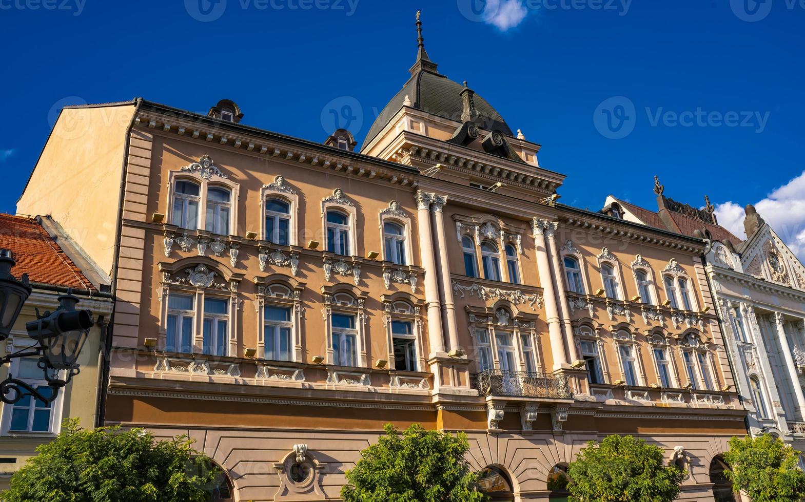 tradizionale edificio in stile neo-barocco a novi sad, serbia foto