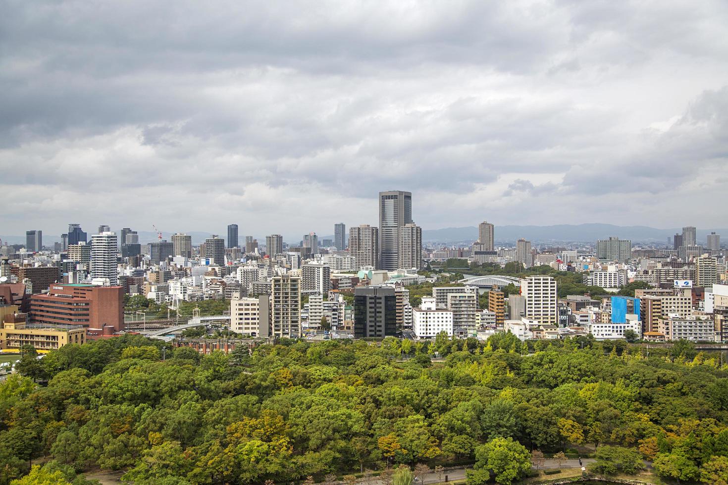 osaka, giappone, 2016 - vista panoramica a osaka, giappone. osaka è nota per la sua architettura moderna, la vita notturna e l'abbondante cibo di strada foto