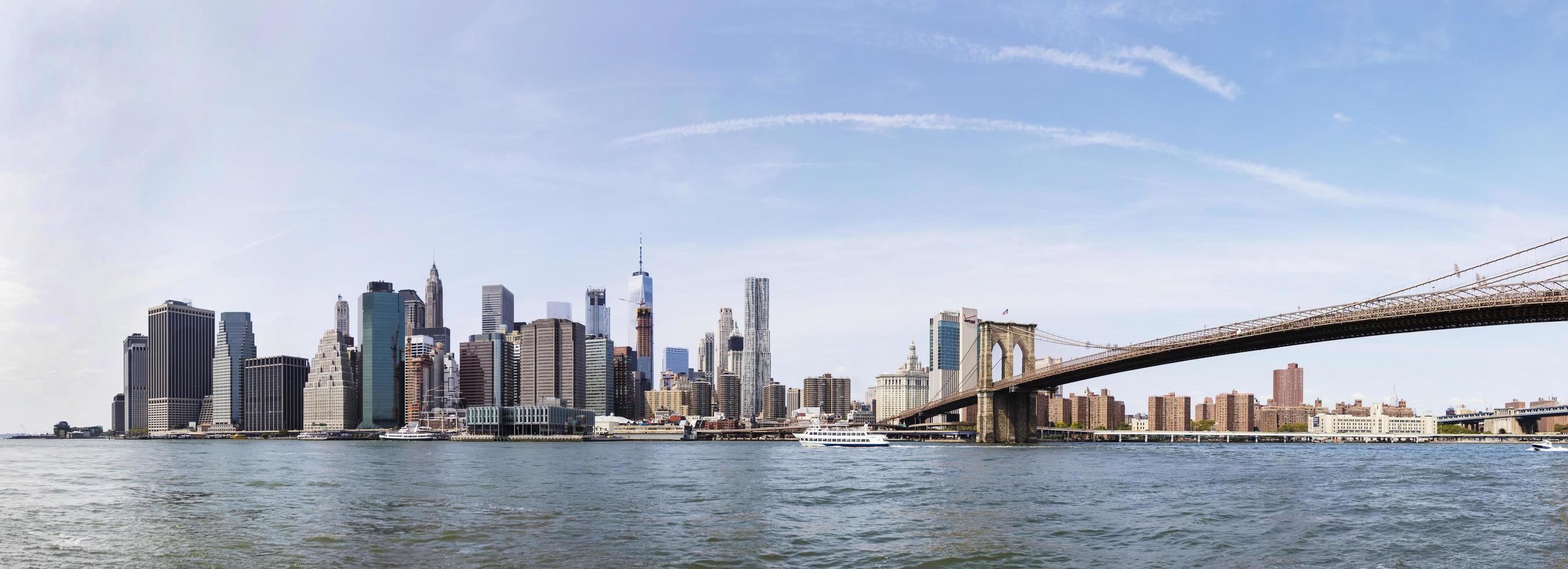 new york, usa, 2017 - ponte di brooklyn a new york. Il ponte di brooklyn è un ponte ibrido con sospensione a cavo con circa 4000 pedoni e 3000 ciclisti che attraversano questo storico ponte ogni giorno. foto