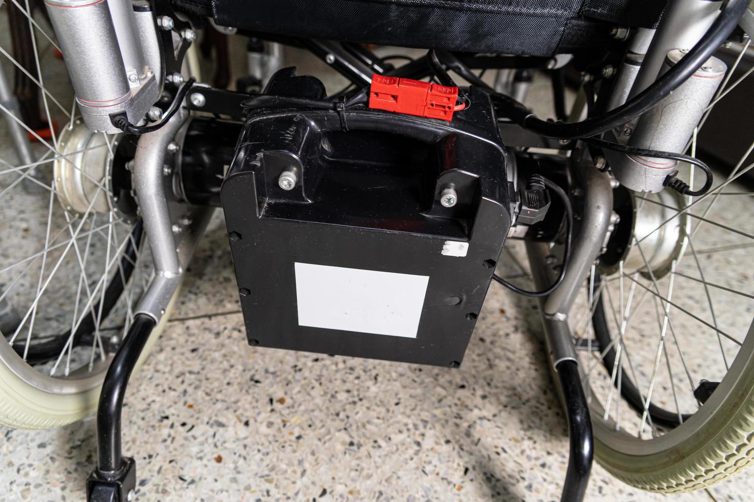batteria di sedia a rotelle elettrica per pazienti o disabili. foto