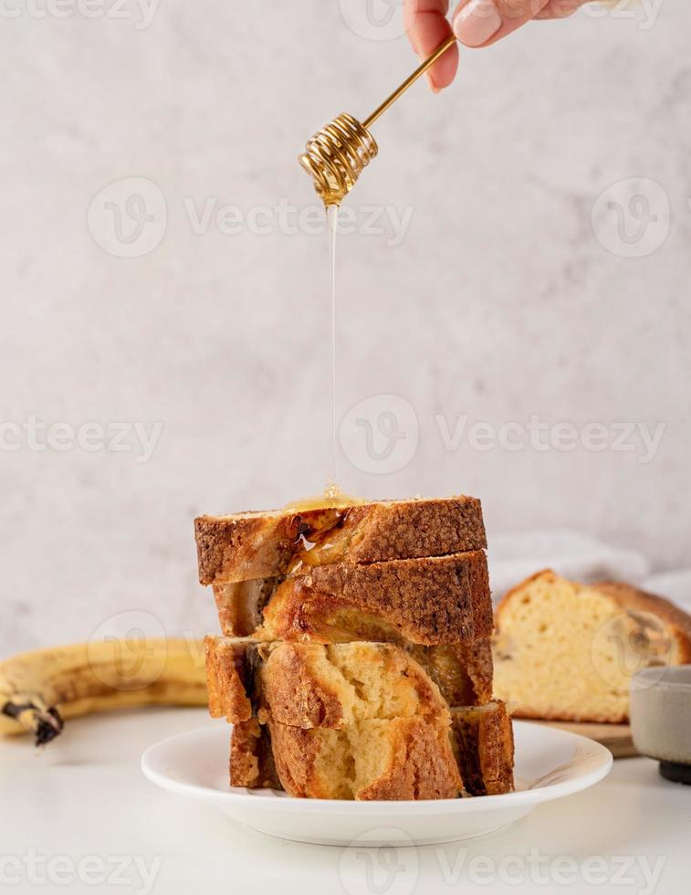 vista frontale di fette di pane alla banana su sfondo di cemento chiaro, pezzi di torta impilati foto