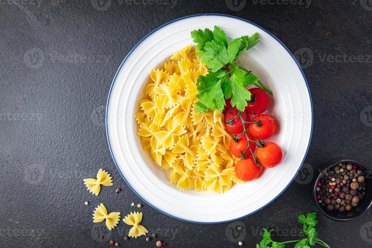 Farfalle pasta cruda fiocchi di grano duro farina sana foto