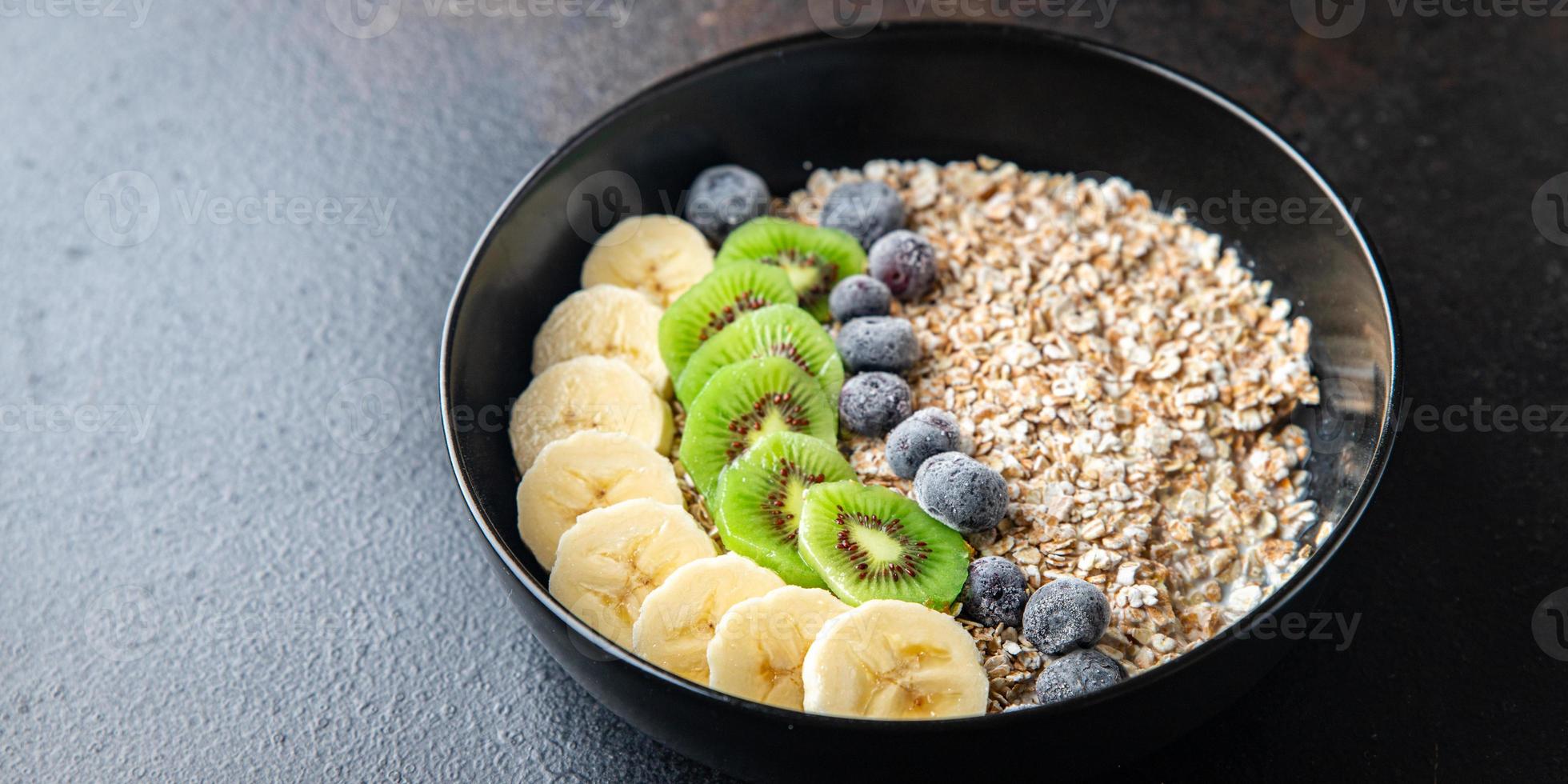 fiocchi d'avena fiocchi d'avena colazione porridge cibo vegano o vegetariano foto