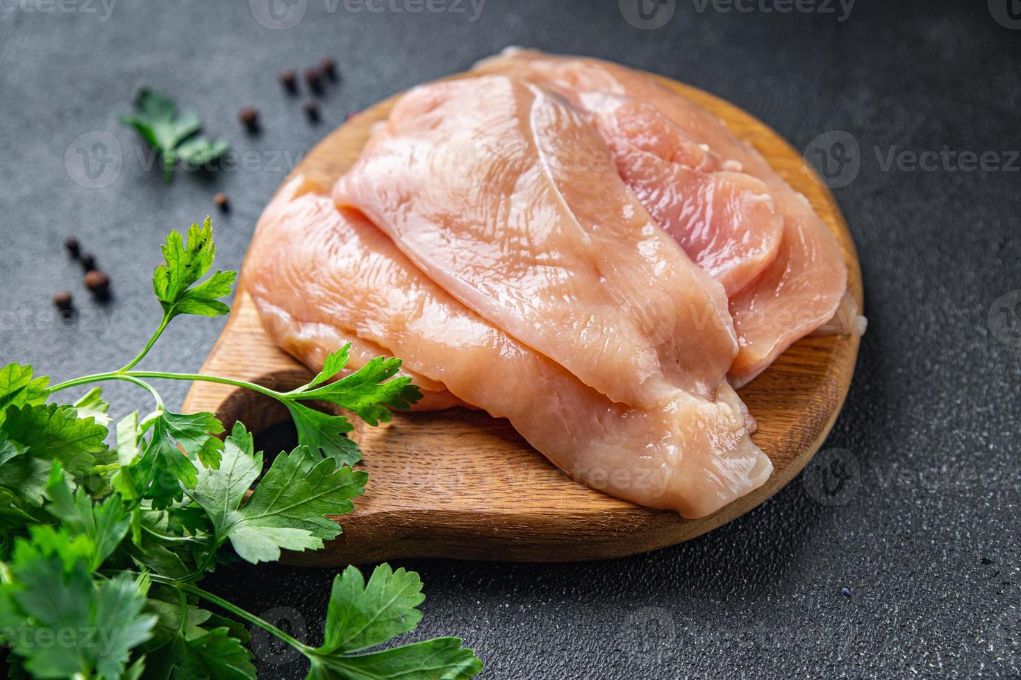 fette di petto di pollo crudo carne di pollame cheto o dieta paleo foto