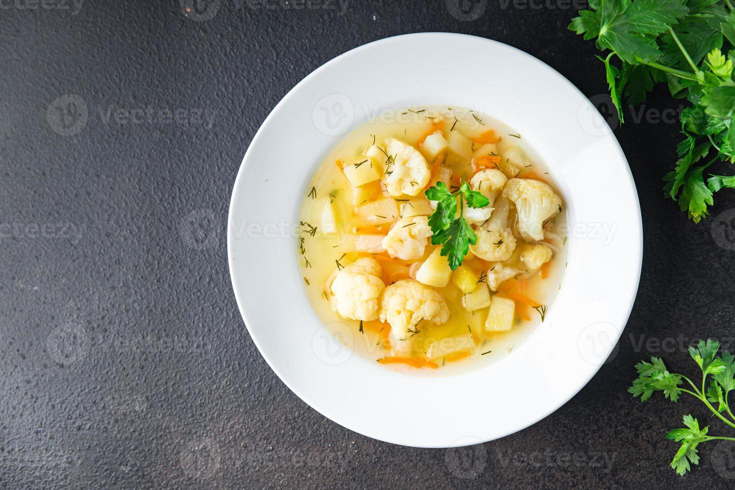 zuppa di cavolfiore verdure primo piatto vegetariano foto