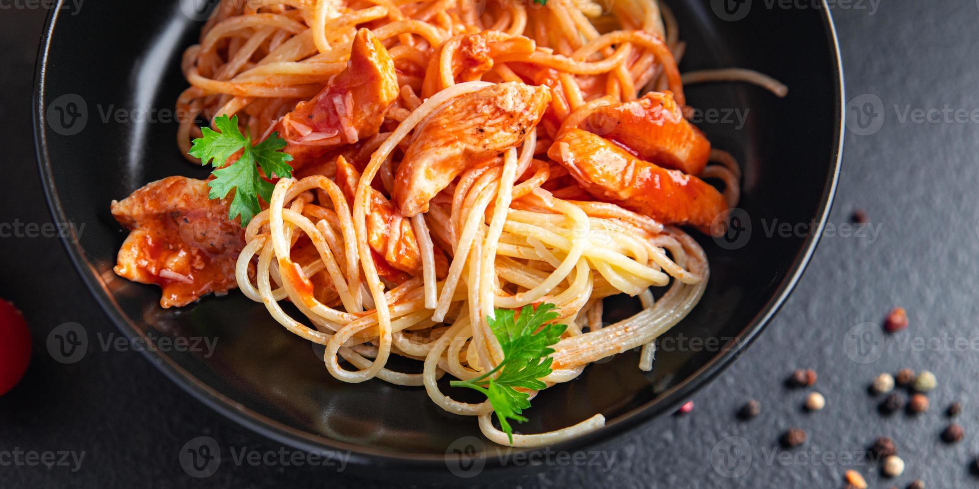 pasta spaghetti pomodoro pollo carne o tacchino sano foto