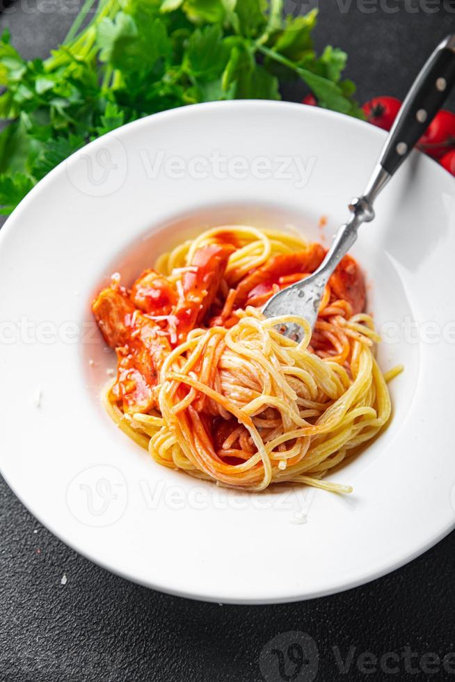 pasta spaghetti pomodoro pollo carne o tacchino sano foto