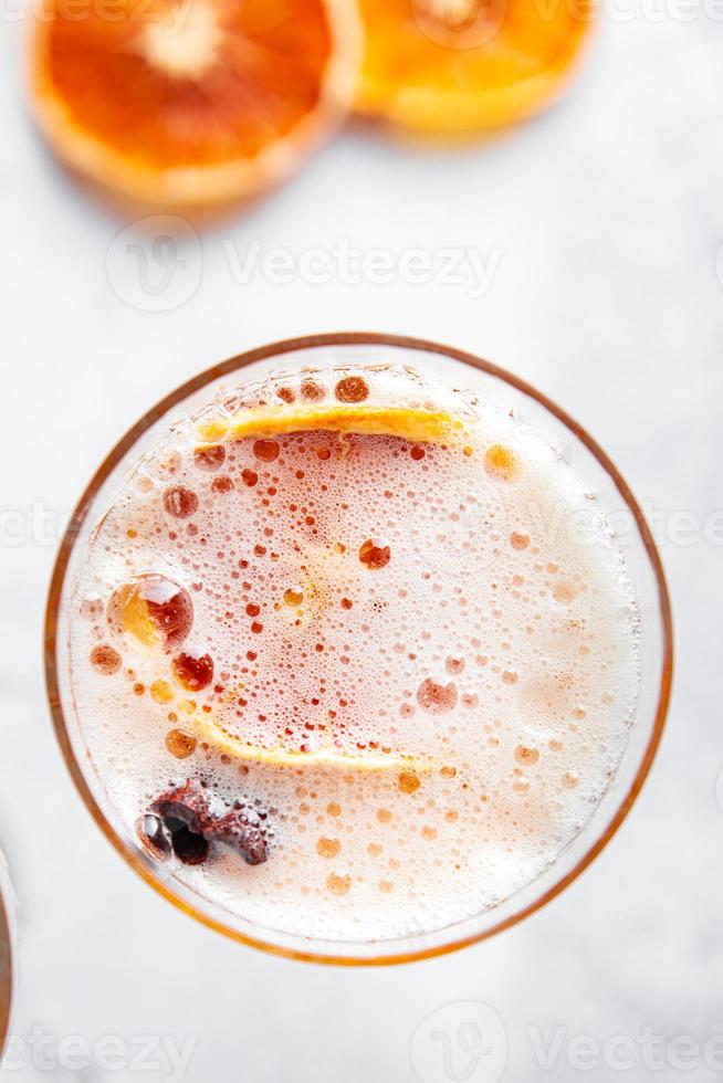 cocktail di natale vin brulè, vino grog con spezie foto