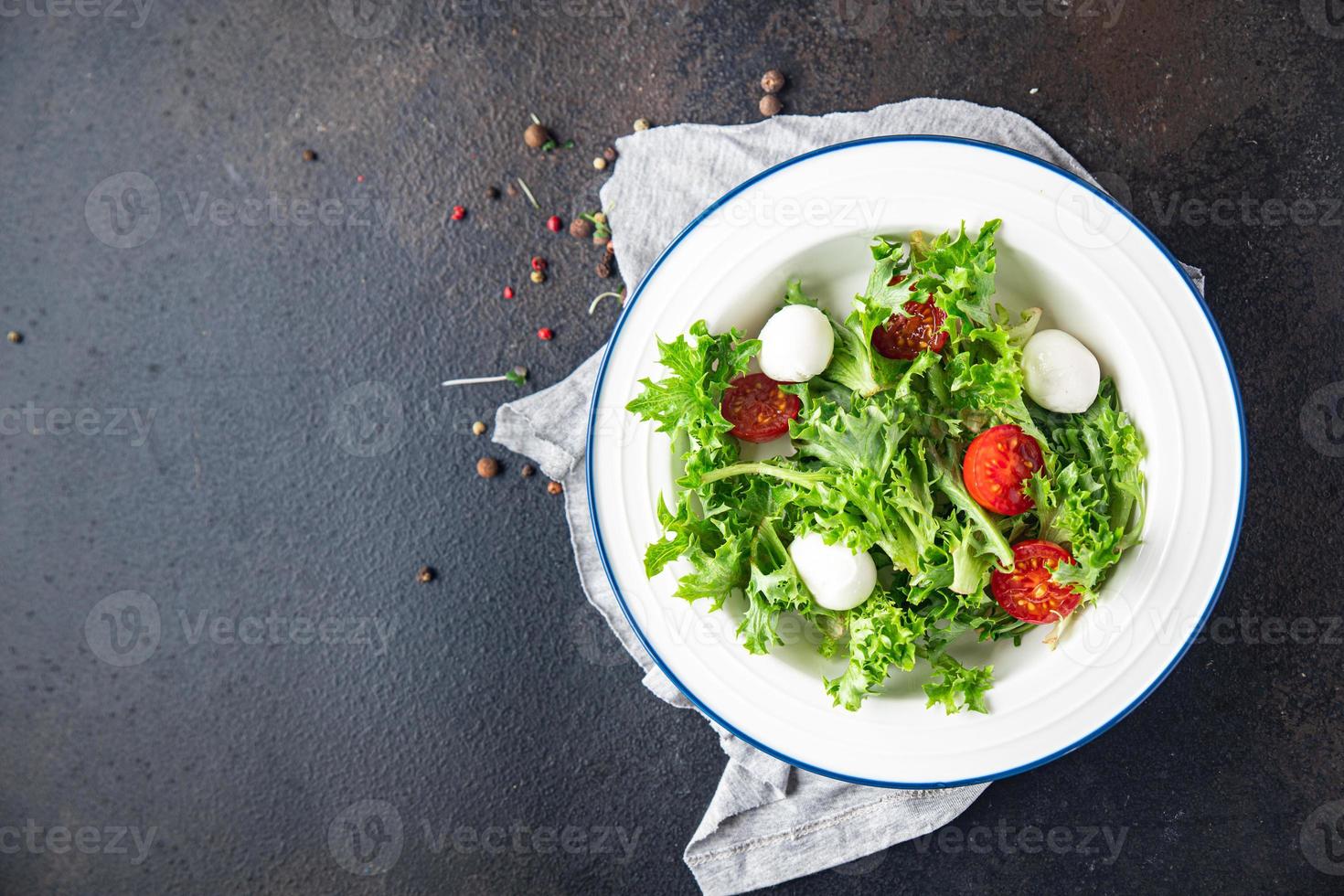 insalata mozzarella, pomodoro, lattuga, rucola pasto sano cibo vegano o vegetariano foto