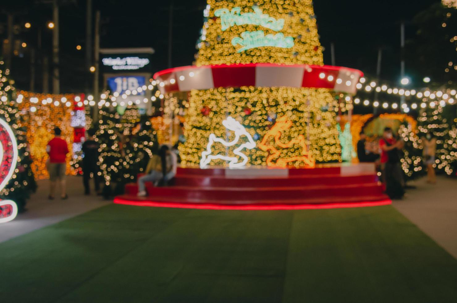 sfocatura festival persone natale sfondo astratto. decorazioni per feste di capodanno e natale con luci. foto