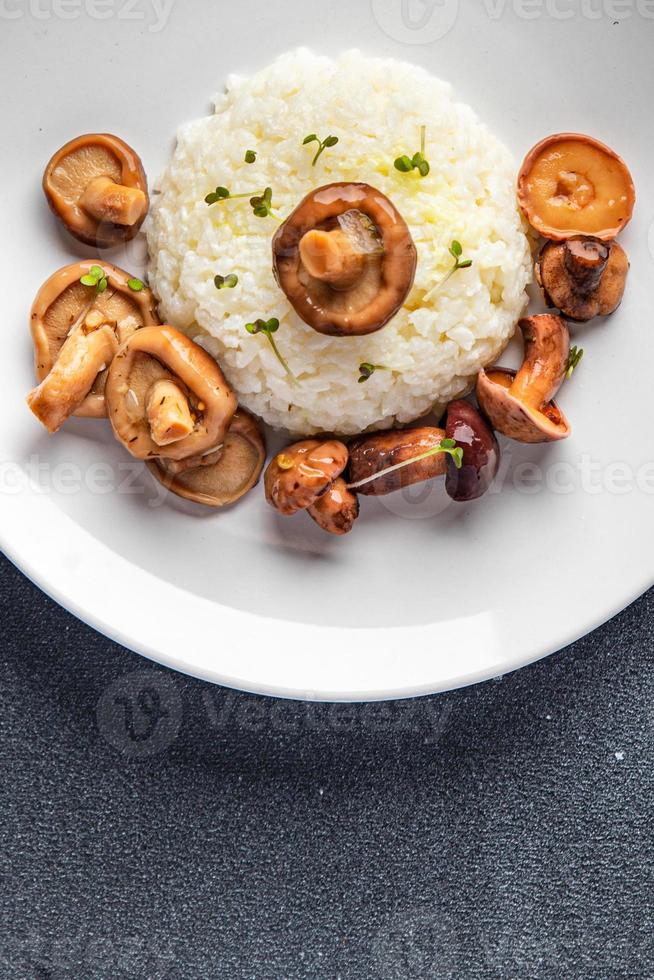 riso risotto ai funghi pasto sano cibo vegano o vegetariano senza carne foto