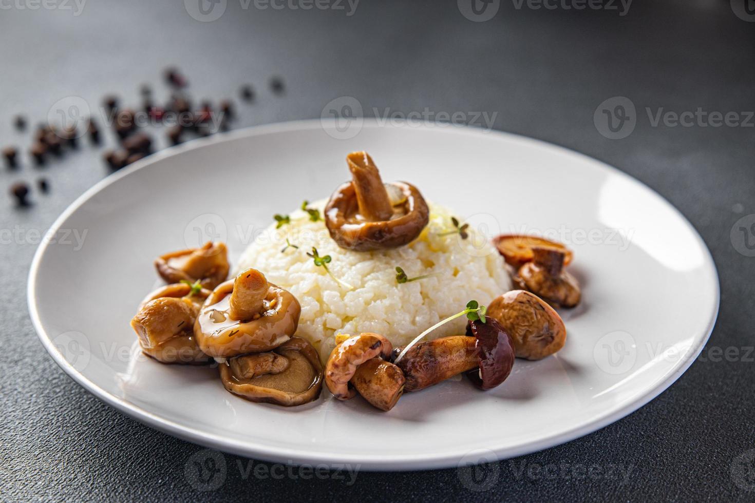 riso risotto ai funghi pasto sano cibo vegano o vegetariano senza carne foto