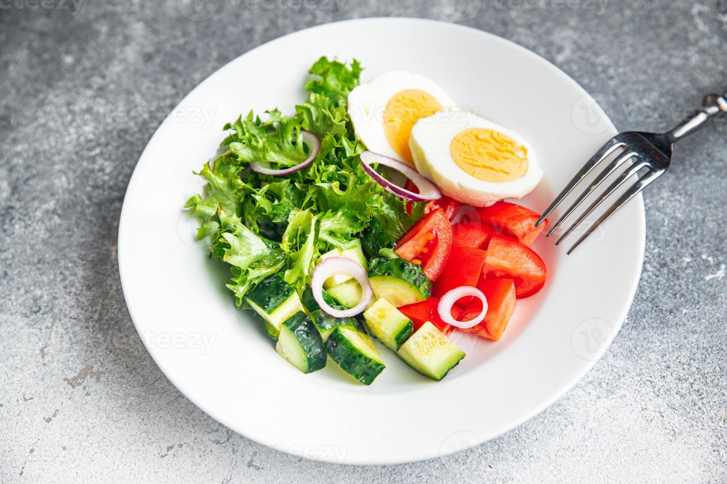 insalata di verdure uova sode cetriolo, pomodoro, cipolla, lattuga dieta sana cheto o paleo foto