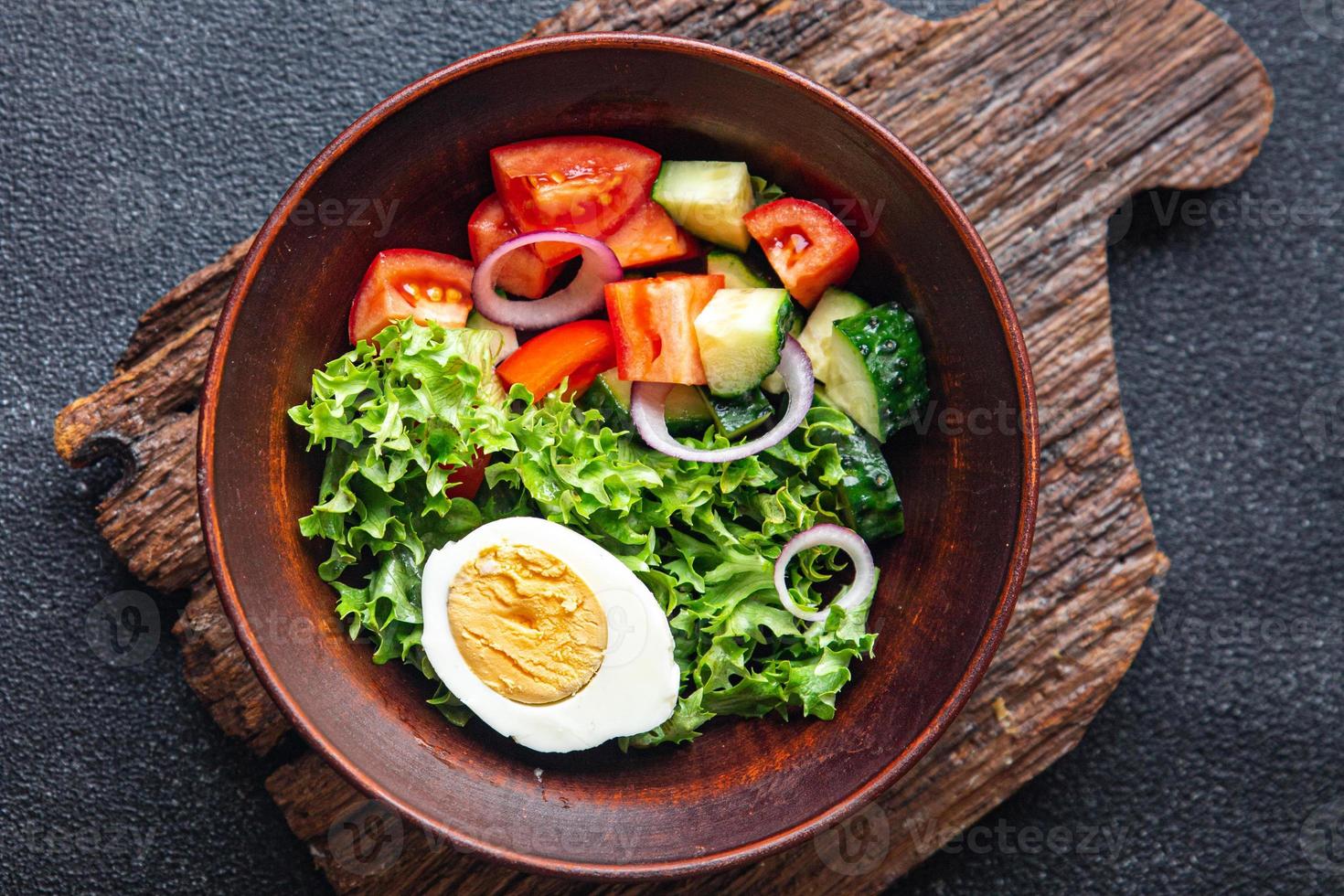 insalata di verdure uova sode cetriolo, pomodoro, cipolla, lattuga dieta sana cheto o paleo foto