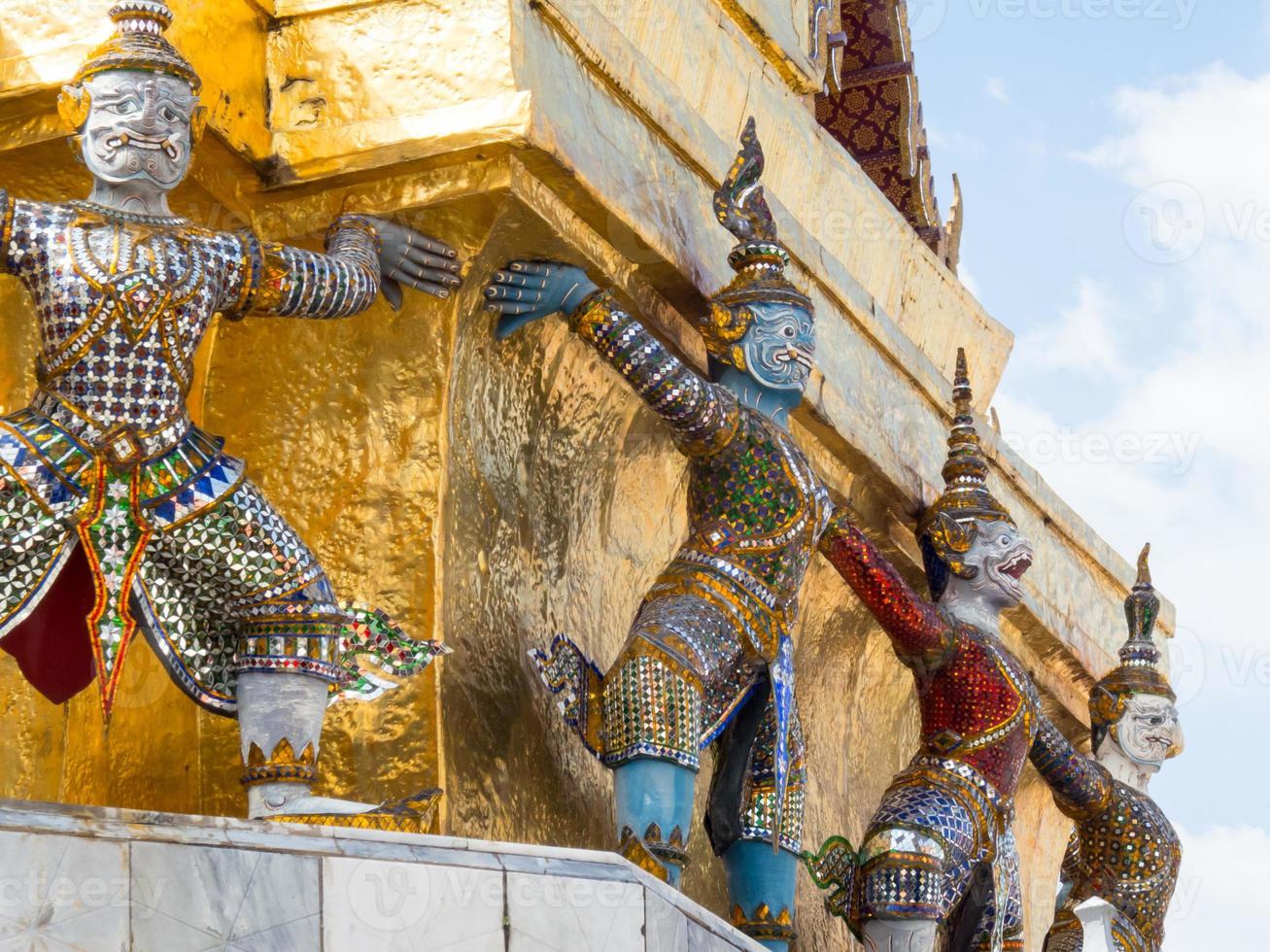 custode del demone in wat phra kaew bangkok thailandia. foto