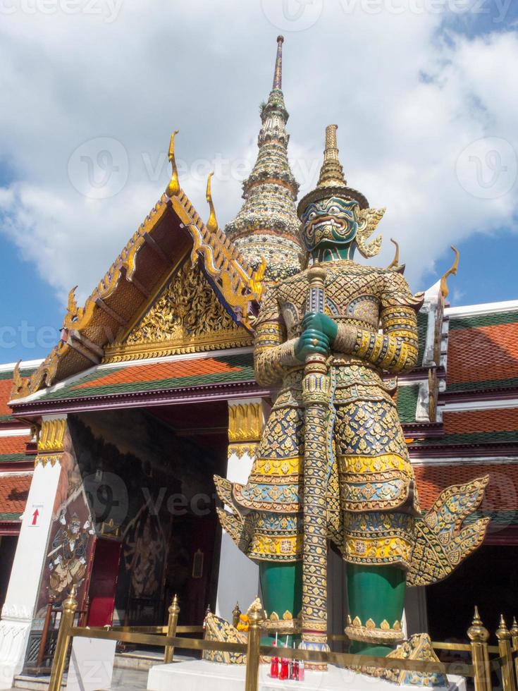 custode del demone in wat phra kaew bangkok thailandia. foto