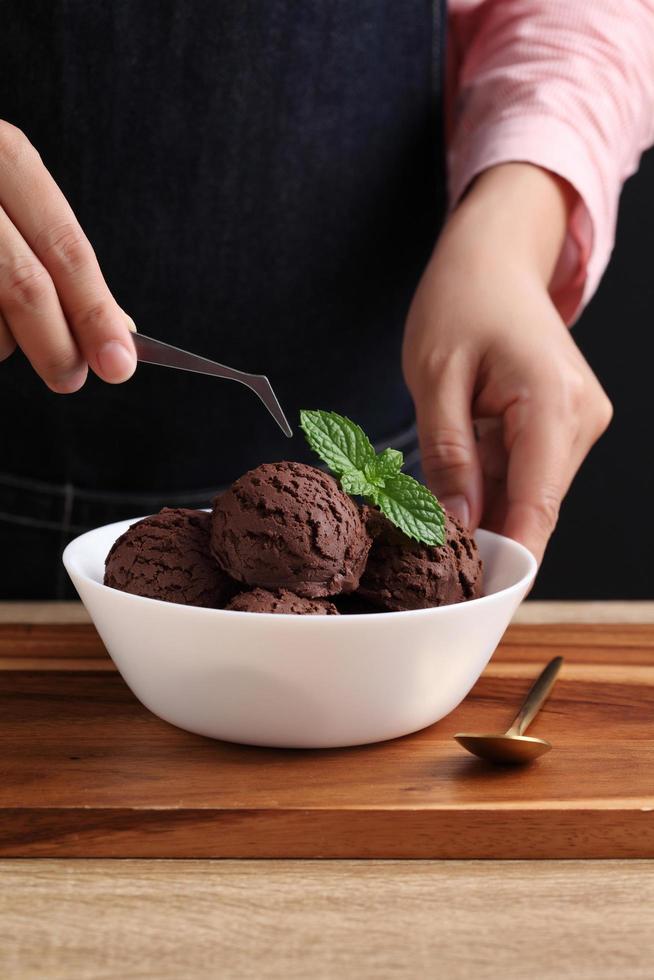 il food stylist usa le pinzette per decorare il gelato finto foto