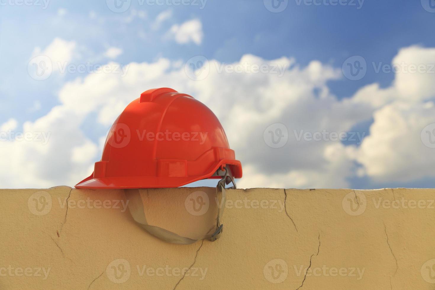 casco da costruzione sotto il cielo blu foto