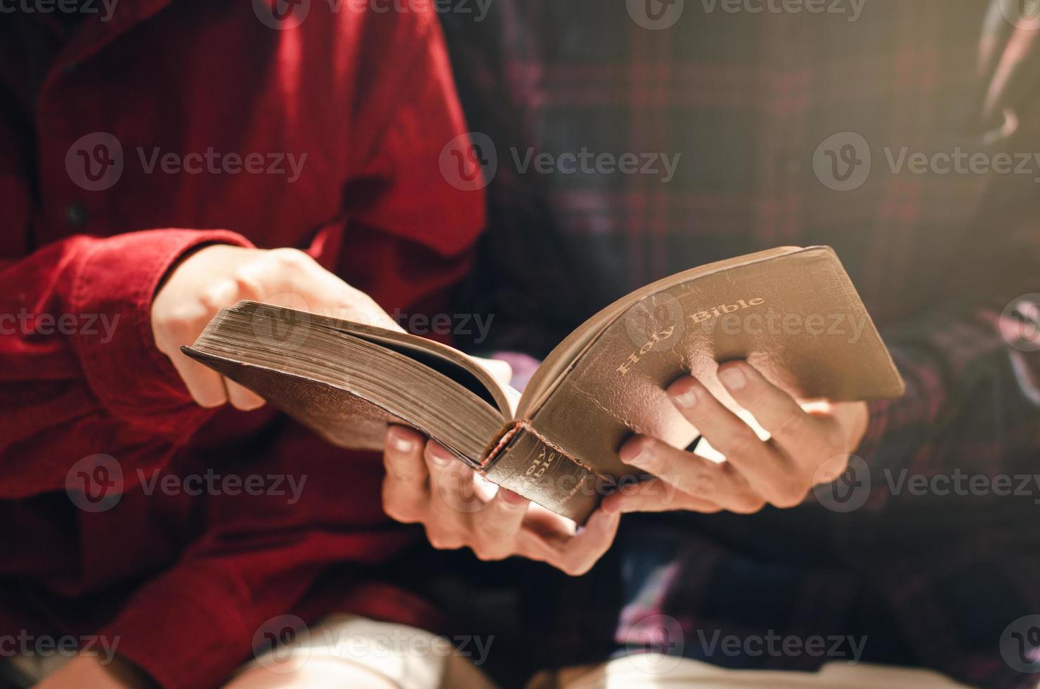 una donna e due uomini stavano studiando e leggendo la Bibbia. questo è amore cristiano foto