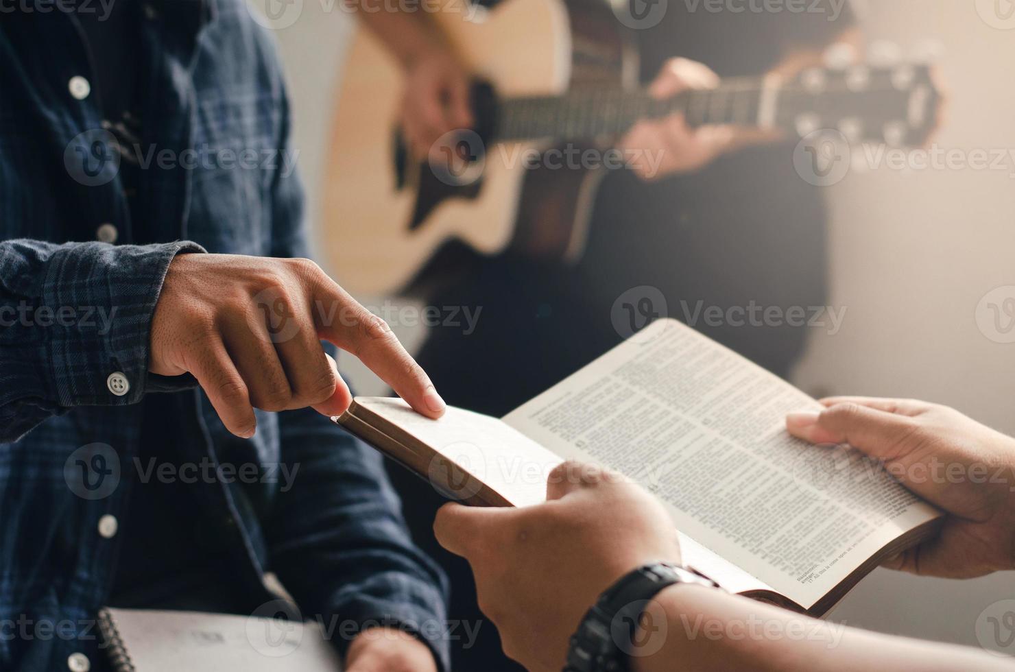 l'uomo che insegna condivide le scritture di dio secondo uno schema. sul tema della fede in dio foto